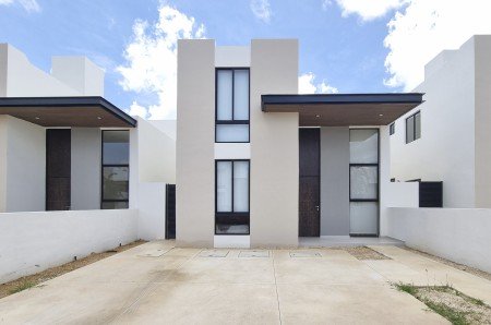 Casa en Venta en Bosques de Cholul de 3 habitaciones 1 en planta baja y alberca